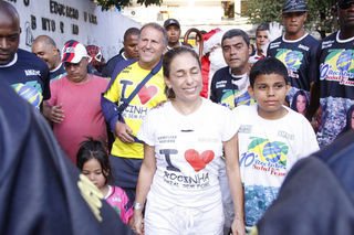 Cissa Guimarães leva presentes à crianças da Rocinha - AgNews