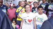 Cissa Guimarães leva presentes à crianças da Rocinha - AgNews