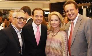 João Doria Jr. (de gravata rosa) lança nova publicação na joalheria Vivara, na capital paulista, com Francisco Cálio e o casal Solange Medina e Edson Bueno. - ADRIANA FRANCO, ANDRÉ VICENTE, FLÁVIA FUSCO, FREDY UEHARA, J. REIS, LETHÍCIA BELMONTE, MARINA DEIENO ALTENFELDER E ULISSES FONSECA