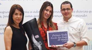 Bruna Sá (ao centro) recebe Prêmio Seda/Escola São Paulo de Moda de Isabella Prata e Eduardo Campanella. - ADRIANA FRANCO, ANDRÉ VICENTE, FLÁVIA FUSCO, FREDY UEHARA, J. REIS, LETHÍCIA BELMONTE, MARINA DEIENO ALTENFELDER E ULISSES FONSECA