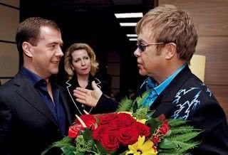 Dmitry Medvedev e Elton John - REUTERS