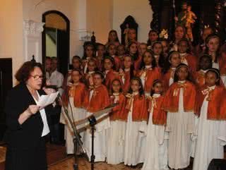 Com o Coral das Princesas de Petrópolis, Bibi entoa Foi Deus, na Paróquia Nossa Senhora do Brasil, Rio. - SHEILA GUIMARÃES