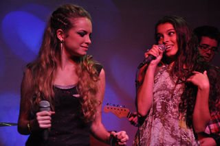 Lua Blanco e Ana Terra no show da banda Lágrima Flor - Popó Gonçalves