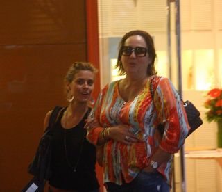 Carolina Dieckmann e Cláudia Jimenez passeiam juntas em shopping - AgNews