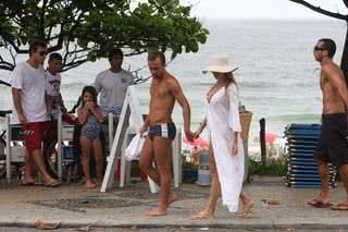 Deborah Secco e Roger Flores curtem praia no Rio de Janeiro - Delson Silva / AgNews