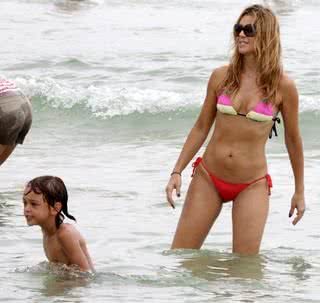 Christine Fernandes na praia com o filho - Adilson Lucas / AgNews