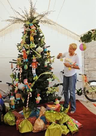 Xuxa monta a árvore de Natal ... - BLAD MENEGHEL