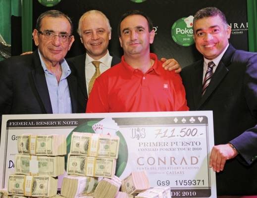 O vencedor do Conrad Poker Tour 2010, Dario Perchik (de vermelho) recebe cheque de Jorge Serna, Carlos Mangold e Miguel Mora, do Conrad Punta del Este Resort & Casino, no Uruguai. - ALCIR SILVA, FELIPE LESSA, FERNANDO GUTIERRES, GUILHERME BURGER, GLORIETE TREVISO, JOHNNY MAZILLI, LU PREZIA, MÁRCIO RODRIGUES, MARINA MIRANDA, NATHALIA ARDUINI, RONALDO FRANCO E ULISSES FONSECA