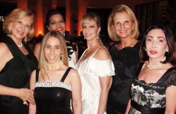 Karla Mansur Daccache, na frente, prestigia evento da Casa Fasano, em SP, com Lou Dal Buono, Celeste Cardim, Fernanda Simonsen, Solange Chohfi e a mãe, Marly Mansur. - ANDRÉ VICENTE, CASSIANO DE SOUZA, FLAVIO SANTANA, J. VILHORA, MARCOS RIBAS, MARIANA ROBRAHN, MIRELLA ROSSINI, OVADIA SAADIA, PATRICIA TARTARI, WELLINGTON NEMETH E VANUELA OLIVEIRA