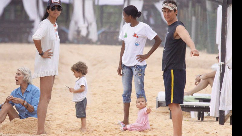 Em Trancoso, na Bahia, o casal Camila e Matthew curte praia com os filhos, Levi e Vida, e Kay, mãe do ator