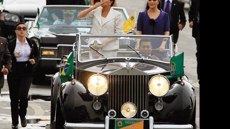 Dilma desfila no Rolls- Royce presidencial ao lado da filha, Paula - fotos: lincolniff, agencia estado e Reuters