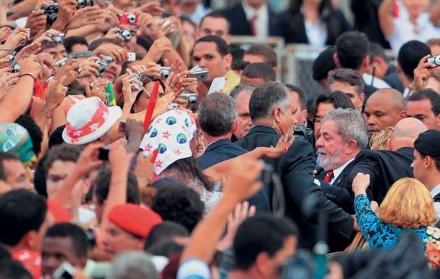 Lula cai nos braços do povo no adeus a Brasília - REUTERS