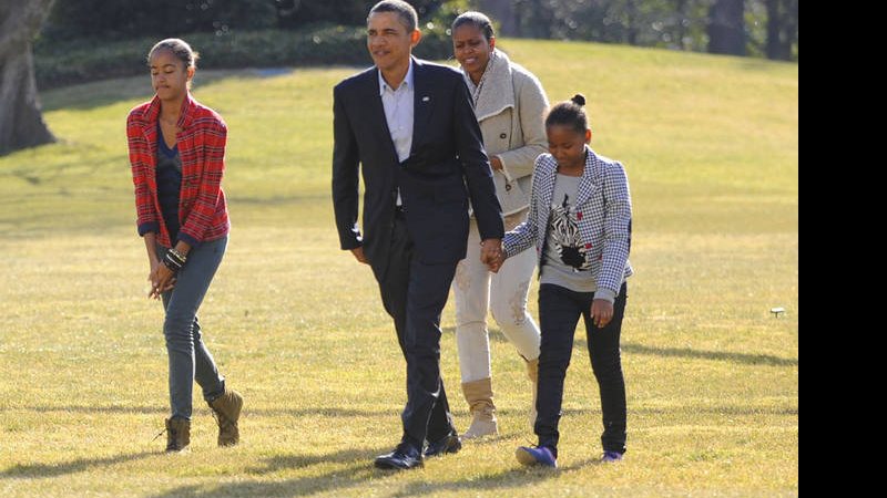 O presidente Barck Obama passeia no jardim da Casa Branca com a esposa Michelle e as filhas Malia e Sasha - Globephotos/CITYFILES