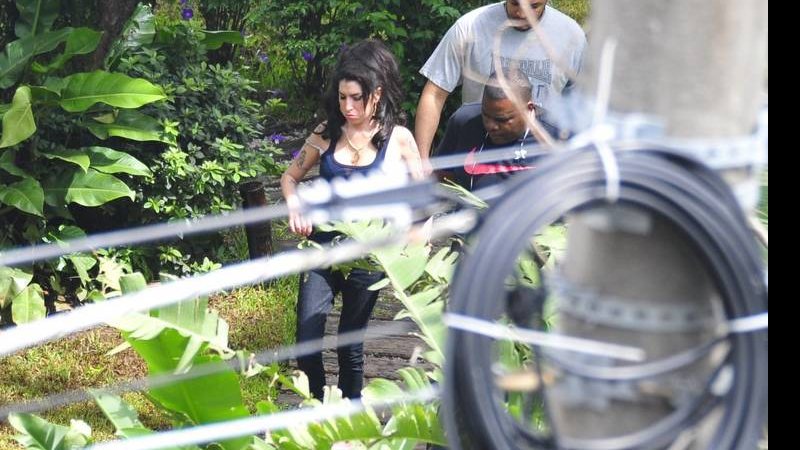 Amy Winehouse chega no hotel em Santa Tereza, Rio de Janeiro - AgNews