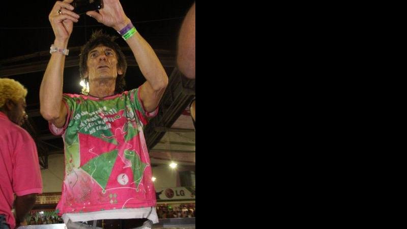 Ron Wood cai no samba na quadra da Mangueira