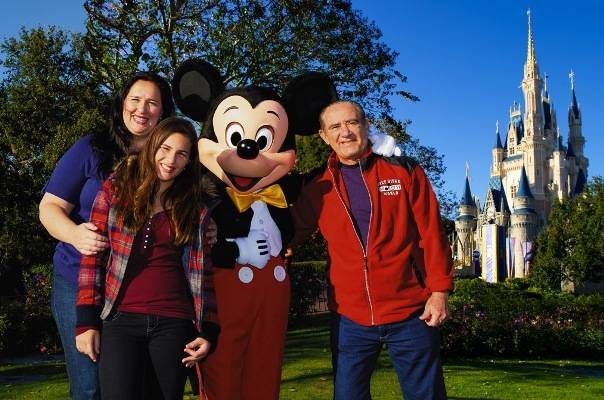 No parque Magic Kingdom, em Orlando, a alegria de Lilian, Lívian e Renato no encontro com Mickey Mouse. Ao fundo, o emblemático Castelo de Cinderela. - CÉSAR ALVES E DOMINIQUE LEMIEUX