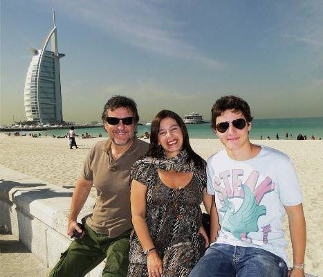 Com o filho, Pedro, e sua Ilse Rodrigues, Antonio Calloni faz pausa perto do Burj Al Arab, único hotel sete estrelas do mundo, em Dubai.