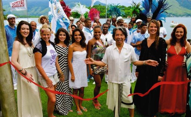 O designer corta a faixa com as estrelas Larissa Maciel, Luiza Gottschalk, Paula Fernandes, Mariana Rios, Quitéria Chagas, Letícia Birkheuer e Alexandra Richter. - CADU PILOTTO, CAROL FEICHAS, SHEILA GUIMARÃES E RENATO WROBEL