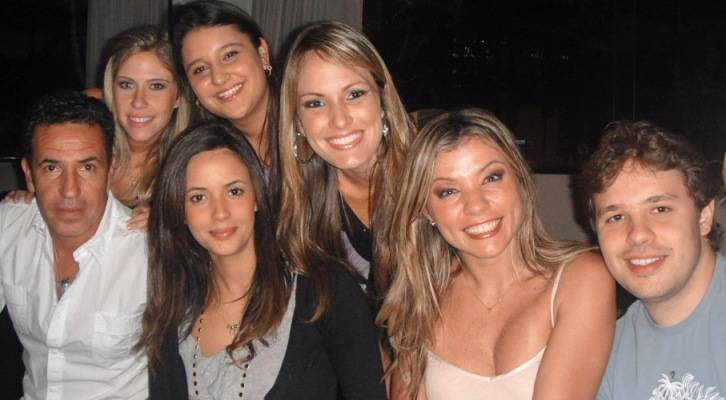 Careca com Roberta Gabardo, Marília Ruiz e Bruno Prado (sentados) e Gabriela Pasqualin, Camila Srougi, Paloma Tocci (atrás) todos da área de Esporte da RedeTV! em festa no Cin5que Bar, na capital paulista. - ADILSON FELIX, MARCIA STIVAL, REUTERS, RICARDO PRADO, RODRIGO ZORZI, THIAGO MORAES E WILSON RUANIS