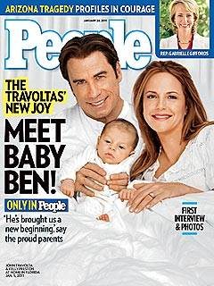 John Travolta e Kelly Preston apresentam o filho Benjamin na capa da revista People - Reprodução / People