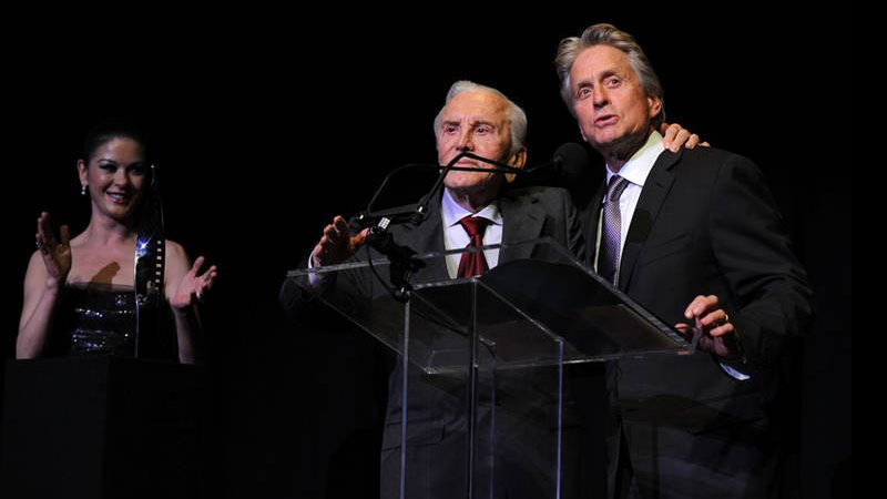 Kirk e Michael Douglas. Catherine Zeta-Jones ao fundo - Getty Images