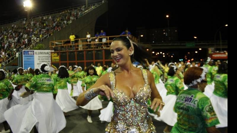 Luiza Brunet, rainha da Imperatriz Leopoldinense, desfila na Sapucaí - AgNews