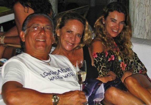 O casal Galvão Bueno e Desirée Soares ladeia a estilista Lenny Niemeyer no Bar da Praça, Trancoso, BA. - ANDRÉ PALLUCH, EDGAR DE SOUZA, FABRIZIO GUERATTO, MÁRCIA STIVAL, NAIDERON JR., NUBIA BOITO, RUBENS CHIRI/AGÊNCIA PERSPECTIVA, SANDRO KISS E SÁVIO FILMES & VIDEOS-UBATUBA