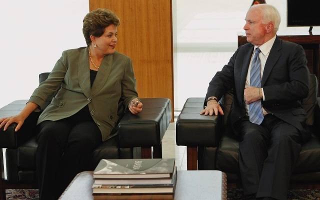 Dilma Rousseff recebe McCain - REUTERS