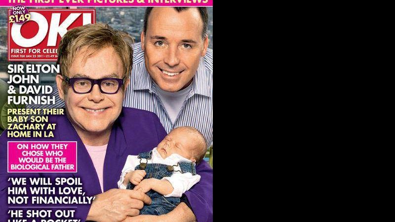 Elton John e David Furnish apresentam o filho, Zachary, para a revista inglesa OK! - Reprodução