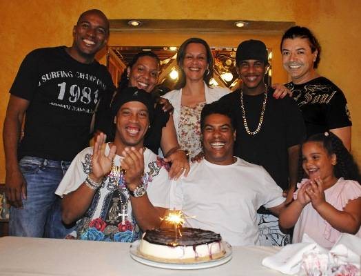 O meia festeja a ida para o time carioca e os 40 anos do irmão, diante do bolo, no restaurante Porcão, Rio. Em pé, o cunhado, Sérgio, a irmã de Ronaldinho, Deisi, a mulher de Assis, Karla, e os sobrinhos, Diego e Roberta. - ALEXANDRE VIDAL