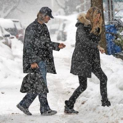 Na cidade onde moram, o renomado jogador de futebol americano e a modelo mais bem paga do mundo caminham sob a neve no congelante inverno nos EUA. - CITY FILES