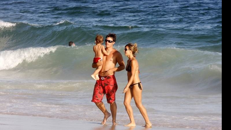 Thiago Rodrigues e Cristiane Dias com o filho Gabriel na praia do Leblon - Wallace Barbosa / AgNews