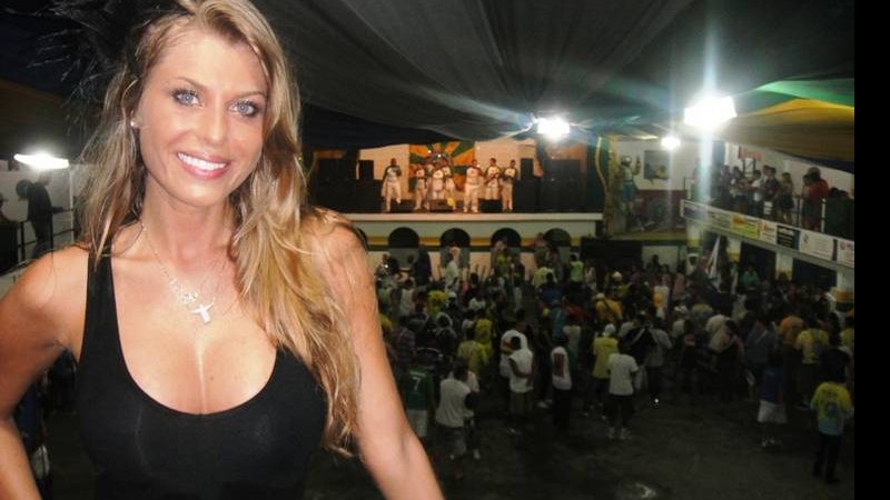 Caroline Bittencourt participa de ensaio da escola de samba Unidos do Peruche - Divulgação