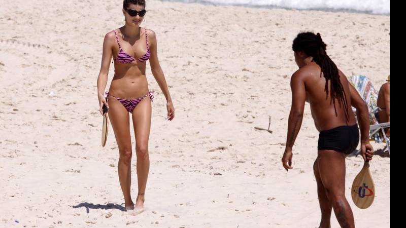 Isabeli Fontana e Falcão se divertem na praia - AgNews