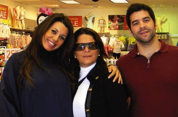 Grávida, Ellaine Alves faz compras em Miami com a sogra, Sueli Cacciari, e o eleito, Roberto Cacciari Filho. - BETH GIROTO, BRUNO NETTO, CLAUDIO IZÍDIO, ELISANGELA EVANGELISTA, FRANCISCO CEPEDA, LORENZO FABRI, MARGARETHE ABUSSAMRA/ABUSSAMRA PHOTOS, SUELY COUTO E SUZANE SABBAG