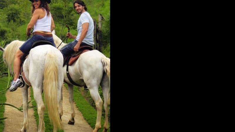 Galope no fim da tarde nos cavalos brancos já usados em cortejo de casamento realizado na pousada.