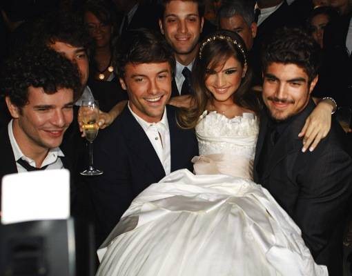 A debutante é carregada por Daniel, Kayky e Caio. - MICHELE MARTINS