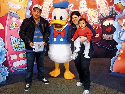 Zeca Pagodinho com a mulher e o neto na Disney