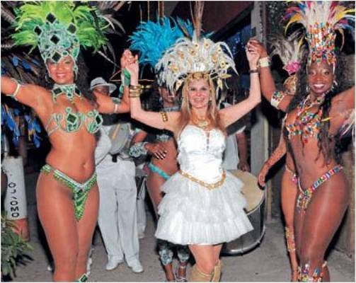 Sandrinha Sargentelli mostra seu gingado entre as passistas Juliana Braga e Simone Borges, em SP. - EDGAR DE SOUZA, FLÁVIA FUSCO, MÁRCIA STIVAL, MARINA DEIENO ALTENFELDER, RAFAEL ALMEIDA, RENATA ANGERAMI E RICARDO NADER