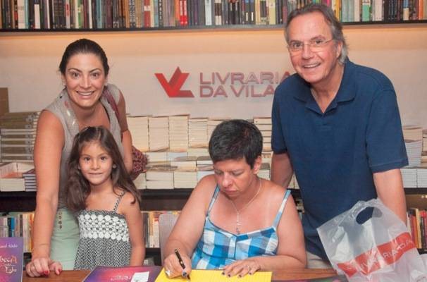 O casal Mariana da Silva Telles e Tato Gabus Mendes, nas pontas, leva a filha Luisa ao lançamento de Rebeca, Conto De Uma Menina-Loba, de Carol Abdo, em São Paulo. - EDGAR DE SOUZA, FLÁVIA FUSCO, MÁRCIA STIVAL, MARINA DEIENO ALTENFELDER, RAFAEL ALMEIDA, RENATA ANGERAMI E RICARDO NADER