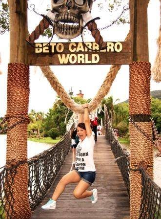 Priscilla Alcântara se diverte no Beto Carreiro World - Divulgação