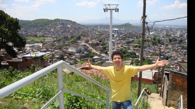 Paulo Mathias Jr., apresentador da TV Globinho, se diverte com crianças no Morro do Adeus, no Complexo do Alemão - Divulgação