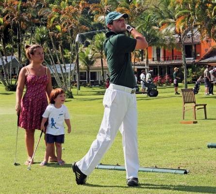 Na competição em Angra, o ator se diverte com as brincadeiras de Rafael e recebe o apoio da amada, Betty Baumgarten. - FOTOS: ADRIANA BOISCHIO