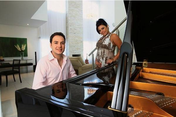 Apaixonado, Vinícius toca uma canção no piano para sua musa. - fotos: Adilson Felix