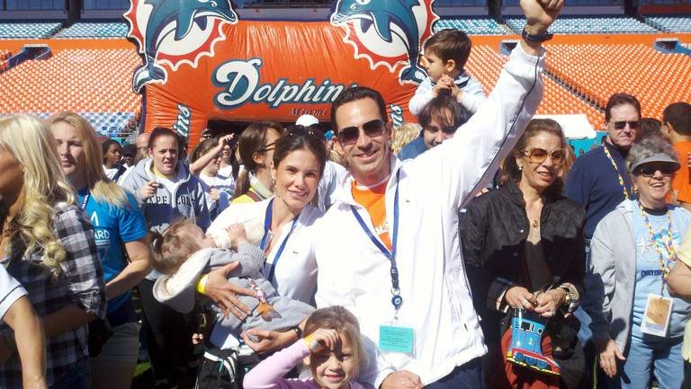 Helio Castroneves, a namorada Adriana e a filha do casal, Mikaella - Divulgação