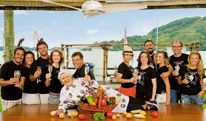 O casal Bena Lobo e Úrsula Corona, Daniel Bueno, Nanda Ziegler, Carlos Bettencourt, Simone Soares, Flávia Monteiro, Tchello e a namorada, Nathália Rodrigues, Britto Jr., e Louise D'Tuani. À frente, a chef Ilda Vinagre