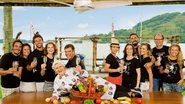 O casal Bena Lobo e Úrsula Corona, Daniel Bueno, Nanda Ziegler, Carlos Bettencourt, Simone Soares, Flávia Monteiro, Tchello e a namorada, Nathália Rodrigues, Britto Jr., e Louise D'Tuani. À frente, a chef Ilda Vinagre