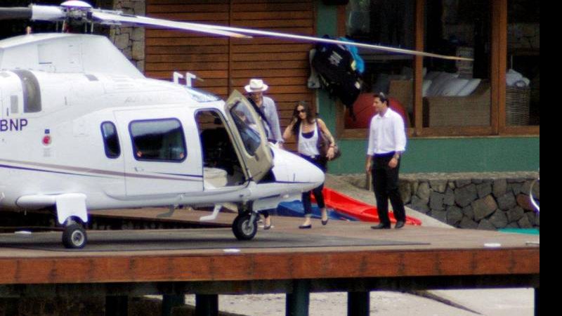 Ashton Kutcher e Demi Moore chegam a Angra dos Reis de helicóptero, que os deixou na casa de Luciano Huck e Angélica - AgNews