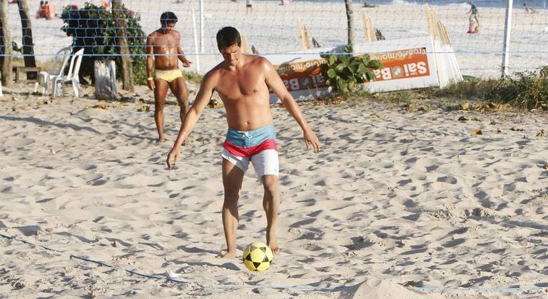 Márcio Garcia mostra talento com a bola em partida de futevôlei na praia - Delson Silva / AgNews