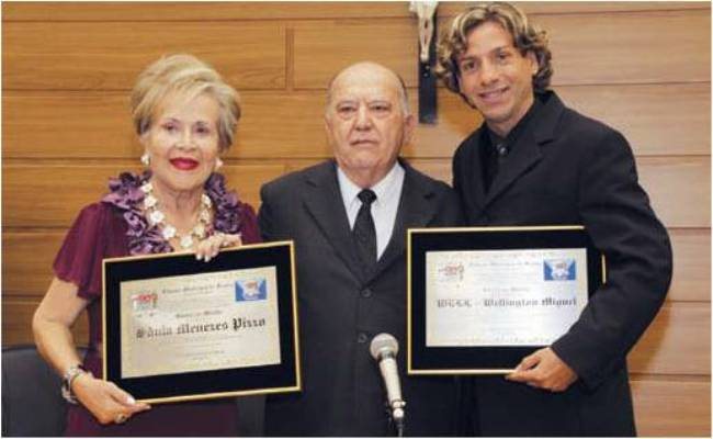 Joaquim Pereira Ribeiro (ao centro), pres. da Câmara Municipal, entrega homenagem aos colunistas Patrícia Pizzo e Well Miguel, em Franca, SP. - CLAUDIO IZIDIO, DUDU PACHECO, OVADIA SAADIA, NEBER LAMARCA E ROGÉRIO ARAÚJO